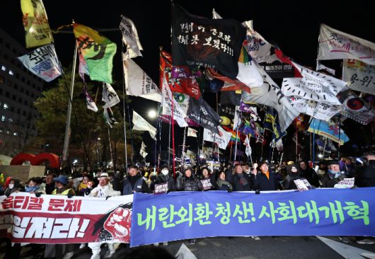 3일 서울 여의도 국회의사당 정문 앞에서 열린 '12·3 내란·외환 청산과 종식, 사회 대개혁 시민 대행진' 집회에서 참가자들이 행진하고 있다. 연합뉴스