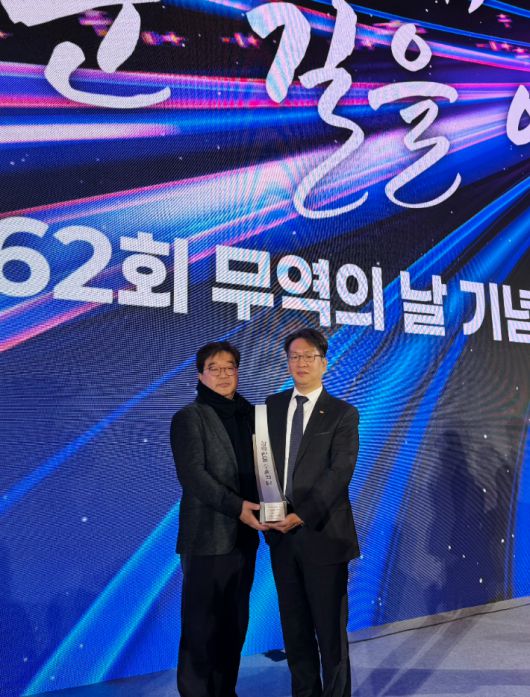 한국프라임제약㈜(회장 김대익)가 최근 제62회 무역의 날 기념식에서 '300만불 수출의 탑'을 수상했다.  한국프라임제약 제공