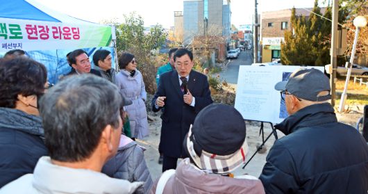 주낙영 시장과 시의원, 시민들이 경주시 동해남부선 폐선부지 임시산책로를 걸으며 조성 현황을 살펴보고 있다. 경주시는 지난 4일 임시개방 구간을 시민들에게 공개하고 현장 점검을 실시했다. 경주시 제공