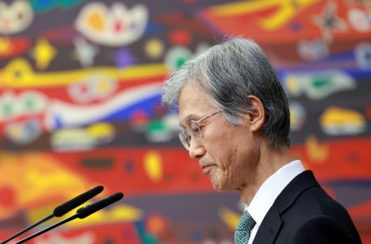 조희대 대법원장이 5일 서울 서초구 대법원에서 열린 전국법원장회의 정기회의에서 잠시 생각에 잠겨있다. 연합뉴스