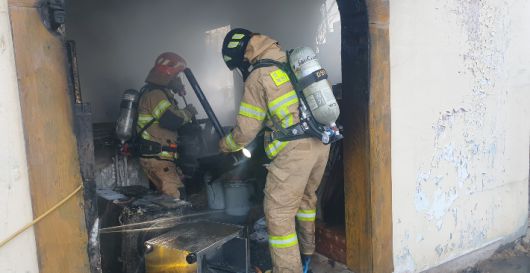 출동한 소방관들이 주택 화재를 진화하고 있다. 경북소방본부 제공