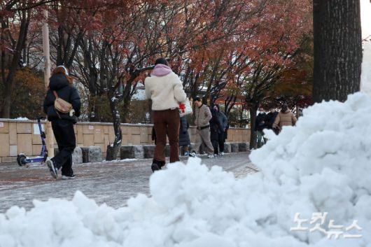 폭설 후 한파로 도로 곳곳이 얼어붙은 5일 오전 서울 송파대로에서 시민들이 빙판길을 걷고 있다. 박종민 기자