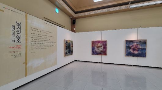 경북문화재단이 옛 경주역인 경주문화관 1918에서 개최하는 '남겨진 장소: 여기 그리고 그때' 전시회. 경북문화재단 제공