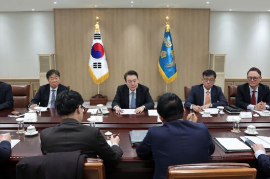 지난 2023년 2월 21일 윤석열 전 대통령이 서울 용산 대통령실 청사에서 당시 한동훈 법무부 장관, 원희룡 국토부 장관, 윤희근 경찰청장 등으로부터 건설현장 폭력 현황과 실태를 보고받고 있다. 연합뉴스