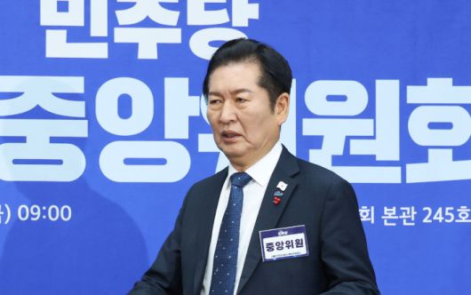 더불어민주당 정청래 대표가 5일 서울 여의도 국회에서 열린 제3차 중앙위 회의에 입장하고 있다. 연합뉴스