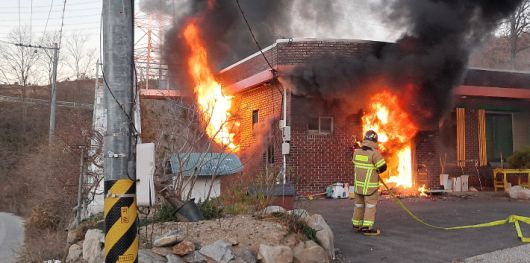 출동한 소방관들이 주택 화재를 진화하고 있다. 경북소방본부 제공