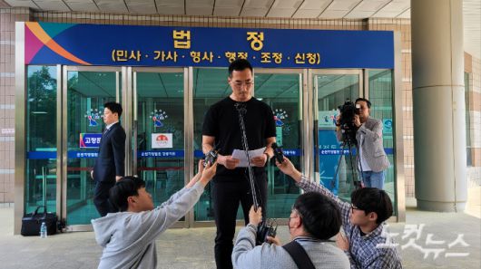 지난 5월 차량 제조사인 KG모빌리티(KGM)를 상대로 낸 9억 2천만 원 규모 손해배상청구 소송의 1심에서 패소한 뒤 입장을 밝히고 있는 이상훈씨. 전영래 기자