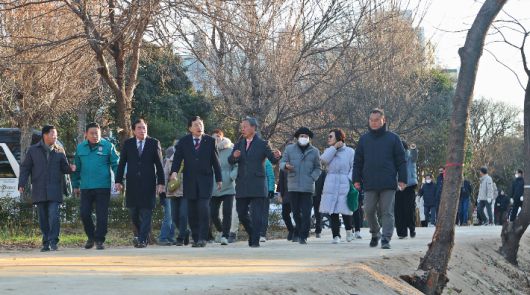 주낙영 시장과 시의원, 시민들이 경주시 동해남부선 폐선부지 임시산책로를 걸으며 조성 현황을 살펴보고 있다. 경주시는 지난 4일 임시개방 구간을 시민들에게 공개하고 현장 점검을 실시했다. 경주시 제공