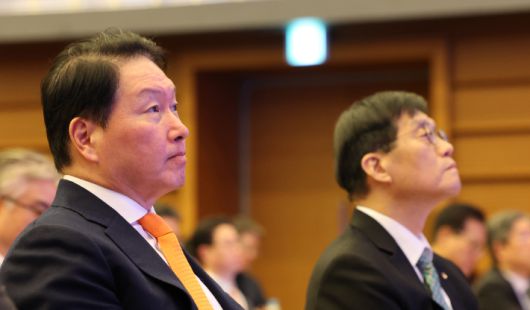 5일 서울 중구 대한상공회의소에서 열린 한국은행, 대한상공회의소 공동주최 'AI 기반의 성장과 혁신' 세미나에 참석한 최태원 대한상공회의소 회장(왼쪽), 이창용 한국은행 총재. 연합뉴스