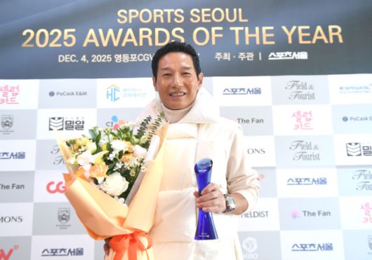염경엽 LG 트윈스 감독이 4일 서울 영등포구 타임스퀘어 CGV 영등포 스크린X관에서 열린 '제39회 스포츠서울 올해의 상'에서 감독상을 수상한 뒤 기념사진을 촬영하고 있다. 스포츠서울
