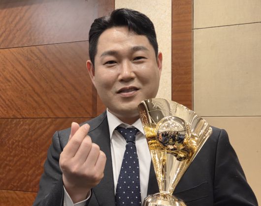 프로야구 두산 베어스 포수 양의지가 지난달 24일 서울 송파구 롯데호텔 월드에서 열린 2025 KBO리그 정규시즌 시상식에서 타격왕 트로피를 받은 뒤 기념 촬영하고 있다. 연합뉴스