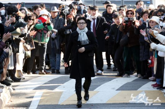 국민의힘 한동훈 전 대표가 3일 서울 여의도 국회도서관 인근 쪽문에서 12·3 비상계엄 1년을 맞아 기자회견을 위해 이동하고 있다. 윤창원 기자