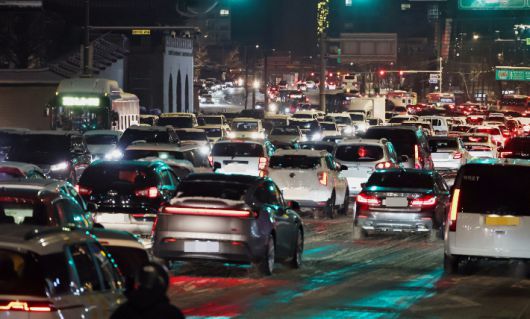 많은 양의 첫눈이 내린 4일 밤 서울 종로구 경복궁역 인근에서 시내로 향하는 차량이 눈길에 정체를 빚고 있다. 연합뉴스
