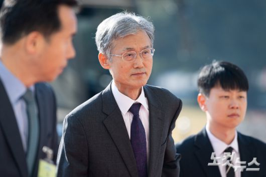 조희대 대법원장이 4일 서울 여의도 국회에서 내년도 정부 예산안에 대한 시정연설을 하기 위해 도착하고 있다. 윤창원 기자