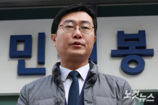 더불어민주당 장경태 의원이 2일 오전 자신을 성추행 의혹으로 고발한 고소인을 무고 및 폭행 등으로 고소·고발하기 위해 서울경찰청 민원실을 방문해 고소·고발장을 접수한 후 입장을 밝히고 있다. 류영주 기자