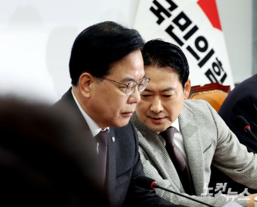 국민의힘 장동혁 대표(오른쪽)와 송언석 원내대표가 8일 오전 국회에서 열린 최고위원회의에 참석해 귀엣말을 나누고 있다. 황진환 기자