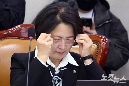 27일 서울 여의도 국회에서 열린 법제사법위원회의 대검찰청 국정감사에서 추미애 위원장이 안경을 만지고 있다. 윤창원 기자