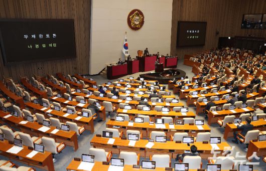 국민의힘 나경원 의원이 9일 오후 국회 본회의에 참석해 가맹사업거래의 공정화에 관한 법률 일부개정법률안에 대한 무제한 토론(필리버스터)을 시작하자 민주당 의원들이 본회의장을 빠져나가고 있다. 황진환 기자
