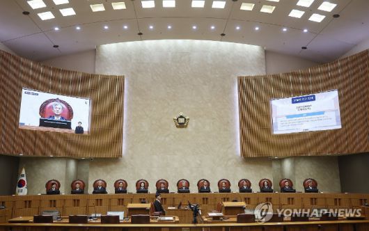 조희대 대법원장과 대법관들이 23일 서울 서초구 대법원에서 열린 전원합의체에서 시작을 기다리고 있다. 연합뉴스