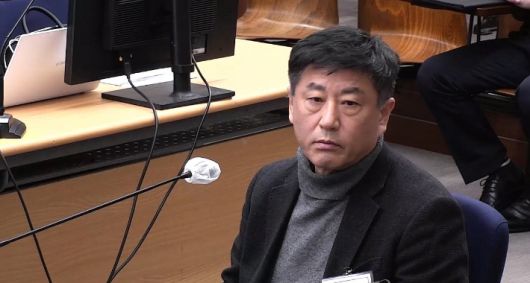 노상원 전 국군정보사령관이 8일 서울중앙지법에서 열린 윤석열 전 대통령의 내란 우두머리, 직권남용 권리행사방해 혐의 사건 속행 공판에서 증언을 거부하고 있다. 서울중앙지방법원 제공