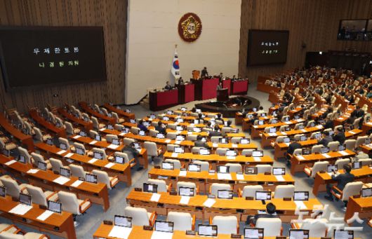 국민의힘 나경원 의원이 지난 9일 국회 본회의에 참석해 가맹사업거래의 공정화에 관한 법률 일부개정법률안에 대한 무제한 토론(필리버스터)을 시작하자 민주당 의원들이 본회의장을 빠져나가는 모습. 황진환 기자