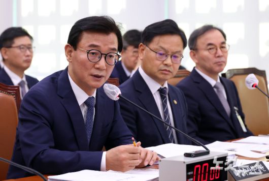 전재수 해양수산부 장관이 15일 오전 국회 농림축산식품해양수산위원회 해양수산부 국정감사에 출석해 질의에 답하고 있다. 황진환 기자