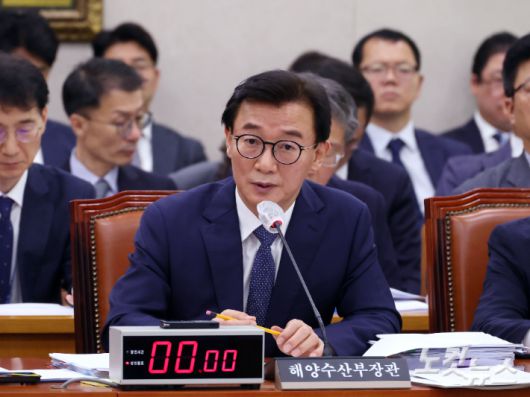 전재수 해양수산부 장관이 15일 오전 국회 농림축산식품해양수산위원회 해양수산부 국정감사에 출석해 질의에 답하고 있다. 황진환 기자