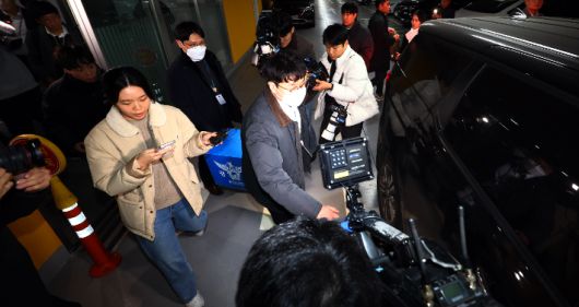 지난 9일 송파구 쿠팡 본사에서 경찰 관계자들이 상자를 들고 나서는 모습. 연합뉴스