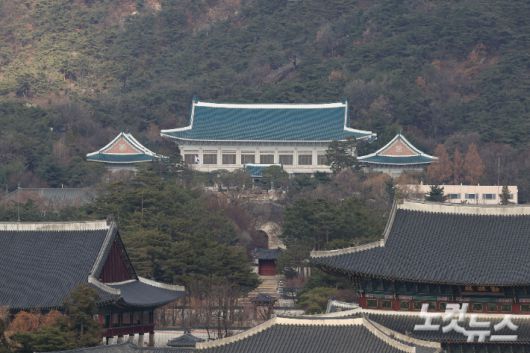 용산 대통령 집무실을 청와대로 이전하는 작업이 진행중인 9일 서울 종로구 청와대 본관의 모습. 류영주 기자