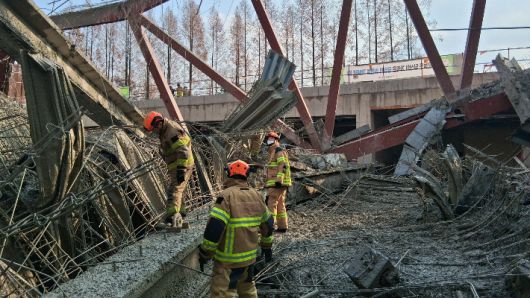 소방대원들이 크게 붕괴된 콘크리트 구조물 위에서 매몰자를 찾기 위해 수색 작업을 벌이고 있다. 광주시소방본부 제공