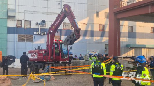 소방당국이 굴착 장비를 이용해 무너진 구조물을 걷어내며 매몰자 수색 작업을 벌이고 있다. 한아름 기자