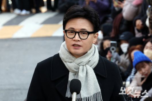 국민의힘 한동훈 전 대표가 3일 서울 여의도 국회도서관 인근 쪽문에서 12·3 비상계엄 1년을 맞아 기자회견을 하고 있다. 윤창원 기자