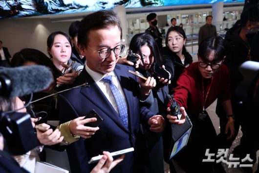 통일교로부터 금품을 수수했다는 의혹이 제기된 전재수 해양수산부 장관이 11일 오전 인천국제공항 제2여객터미널을 통해 귀국하고 있다. 황진환 기자