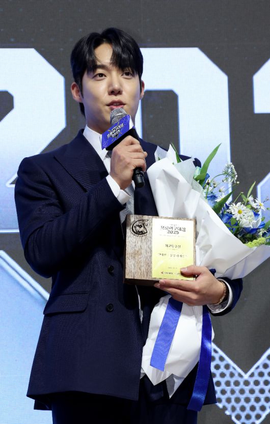 2025 조아제약 프로야구 대상 시상식에서 삼성 원태인이 최고투수상을 받고 소감을 밝히는 모습. 일간스포츠