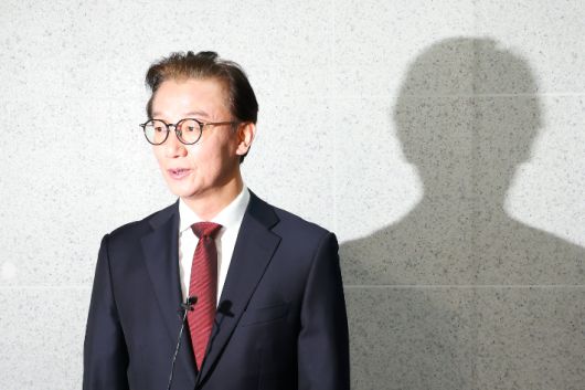 전재수 전 해양수산부 장관이 15일 국회의원회관 내 사무실에서 나서며 취재진 질문에 답하고 있다. 연합뉴스