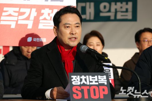 국민의힘 장동혁 대표가 15일 서울 여의도 국회 본관 앞에 마련된 천막 농성장에서 열린 최고위원회의에서 발언을 하고 있다. 윤창원 기자