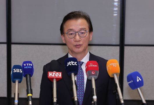 통일교로부터 금품을 수수했다는 의혹이 제기된 전재수 해양수산부 장관이 11일 오전 인천국제공항 제2여객터미널을 통해 귀국해 입장을 밝히고 있다. 황진환 기자