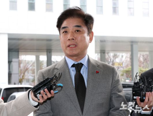 국회 '패스트트랙 충돌' 사건에 연루된 김병욱 대통령실 정무비서관이 19일 서울 양천구 서울남부지법에서 열린 1심 선고공판에 출석하고 있다. 황진환 기자