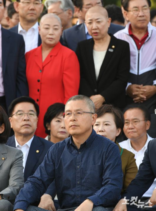 황교안 자유한국당 대표가 16일 오후 서울 종로구 청와대 앞 분수대 광장에서 조국 법무부 장관의 사퇴를 촉구하며 삭발을 마치고 자리에 앉아 있다. 이한형 기자