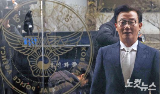 통일교 금품 수수 의혹을 받는 전재수 전 해양수산부 장관이 19일 오전 서울 서대문구 경찰청 국가수사본부에 피의자 조사를 받기 위해 출석하고 있다. 류영주 기자