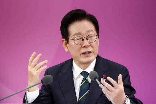 이재명 대통령이 23일 부산 동구 해양수산부 청사에서 열린 해수부 업무보고에서 발언하고 있다. 연합뉴스