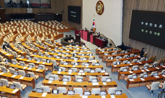 국민의힘 최수진 의원이 23일 국회에서 열린 12월 임시국회 본회의에서 정보통신망 이용촉진 및 정보보호 등에 관한 법률 일부개정법에 대한 무제한 토론을 하고 있다. 연합뉴스