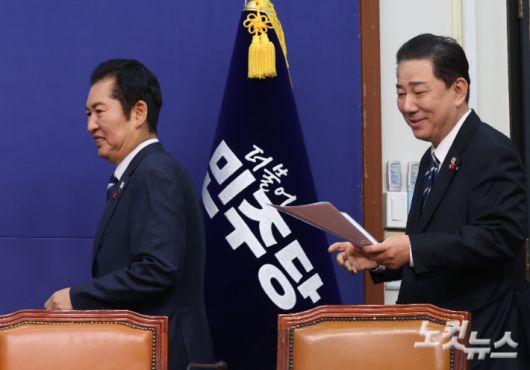 더불어민주당 정청래 대표와 김병기 원내대표가 22일 국회에서 열린 최고위원회의에 참석하고 있다. 황진환 기자