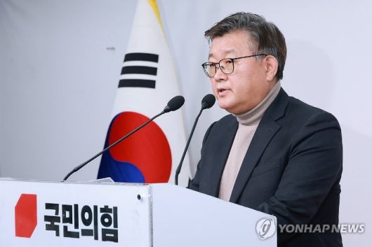 국민의힘 이호선 당무감사위원장이 16일 서울 여의도 국민의힘 중앙당사에서 김종혁 전 최고위원에 대한 당원권 정지 2년 권고 결정과 관련해 설명하고 있다. 연합뉴스