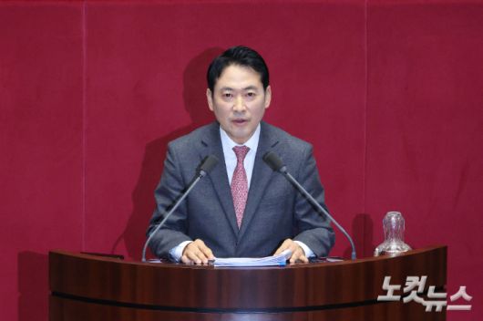 국민의힘 장동혁 대표가 22일 국회 본회의에서 더불어민주당이 발의한 '내란전담재판부 설치법'(내란·외환·반란 범죄 등의 형사절차에 관한 특례법안)에 대한 필리버스터(무제한 토론을 통한 합법적 의사진행 방해)를 진행하고 있다. 황진환 기자