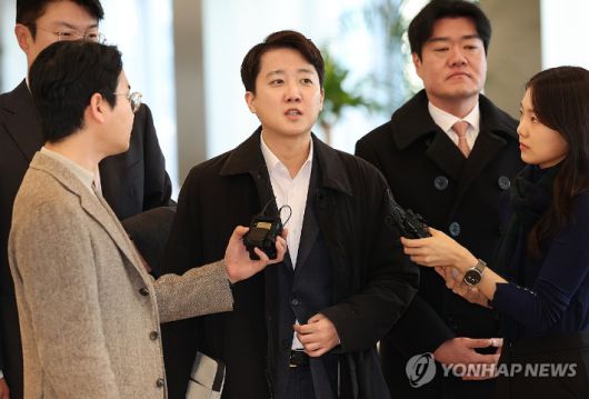 개혁신당 이준석 대표가 21일 윤석열 전 대통령의 공천개입 의혹과 관련한 조사를 받기 위해 서울 종로구  KT 광화문빌딩 웨스트에 마련된 민중기 특별검사팀에 피의자 신분으로 출석하며 취재진의 질문에 답하고 있다. 연합뉴스