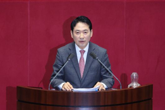 국민의힘 장동혁 대표가 22일 국회 본회의에서 더불어민주당이 발의한 '내란전담재판부 설치법'(내란·외환·반란 범죄 등의 형사절차에 관한 특례법안)에 대한 필리버스터(무제한 토론을 통한 합법적 의사진행 방해)를 진행하고 있다. 황진환 기자