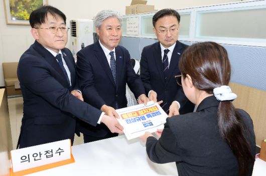 조국혁신당, 통일교 특검법안 의안과 제출     (서울=연합뉴스) 이동해 기자 = 조국혁신당 서왕진 원내대표(가운데)와 차규근(왼쪽), 신장식 의원이 23일 국회 의안과에 통일교 정치개입 진상규명 특검법안을 제출하고 있다. 2025.12.23     eastsea@yna.co.kr (끝)   <저작권자(c) 연합뉴스, 무단 전재-재배포, AI 학습 및 활용 금지> 연합뉴스