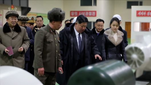 북한 김정은 국무위원장이 부인 리설주, 딸 주애와 함께 8700t급 '핵동력 전략유도탄 잠수함' 건조 사업을 현지지도하고 해군의 핵무장화를 계속 강력히 추진해 나가겠다는 의지를 밝혔다. 연합뉴스