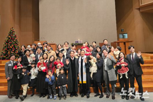 새문안교회는 성탄절예배에서 진행된 유아 세례식에선 14명의 어린이들이 유아세례를 받았다.